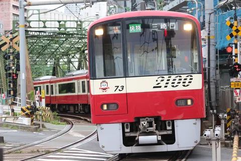 カーブをゆく赤い特急