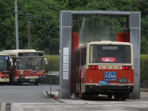 バスの自動洗浄、日常のワンシーン