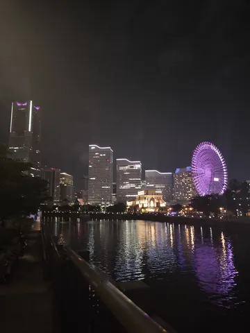 夜景の水面に揺れる光