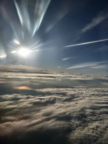 雲海を抜ける太陽の光芒