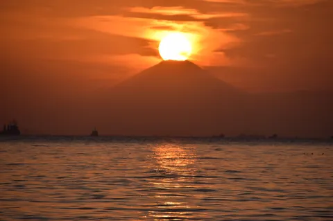 沈む夕日と海の静寂