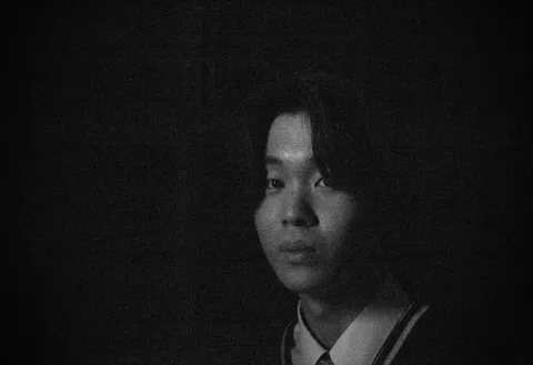 闇夜に光る、静かな眼差し