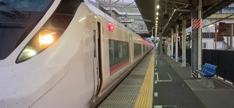 白き列車と静かな待ち時間