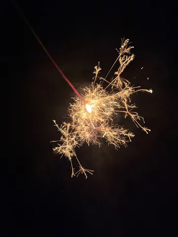 線香花火、夏の夜空に咲く一瞬
