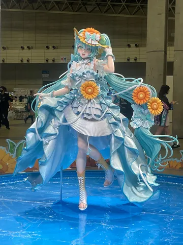 水色のドレスとひまわり