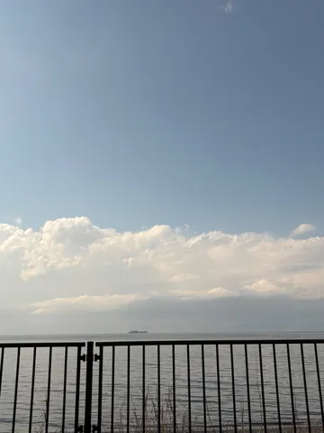 水平線の向こう、小さな島影