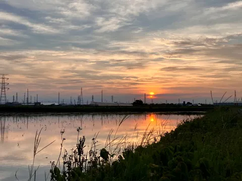 沈む夕日と水鏡の路