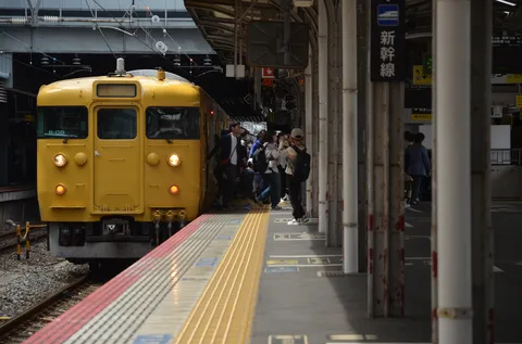 旅立ちを彩る黄色い列車
