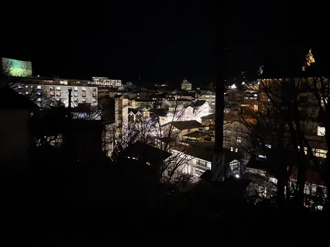 闇夜に灯る街の温もり