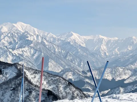 雪山とポールの舞台