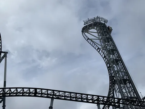 空に続く鋼鉄の軌跡