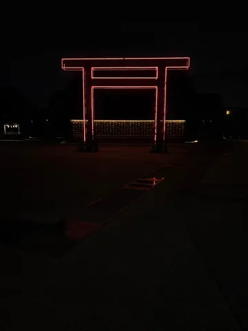夜に灯る、静寂の鳥居
