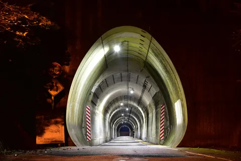 異世界への入り口、トンネル
