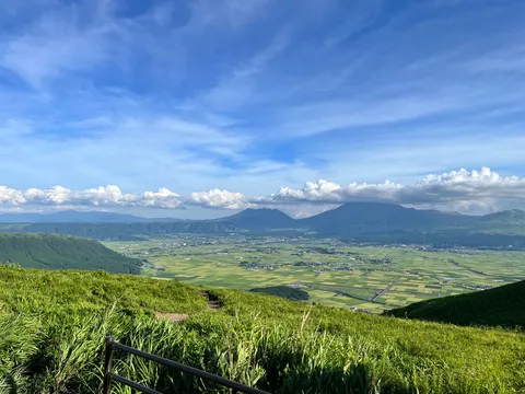 緑の絨毯、青い空、壮大な景色
