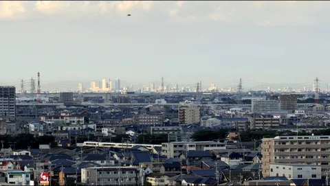 広がる街並みと遠い空