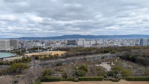 雲間から覗く都会の眺望