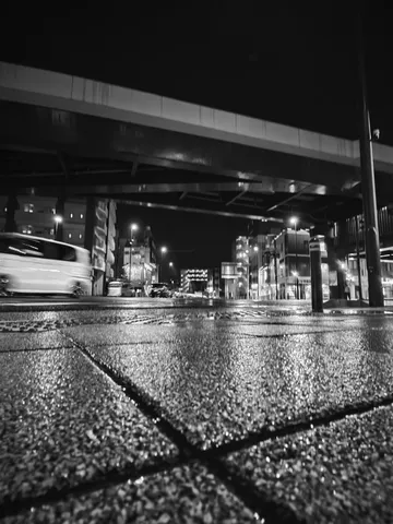 濡れた路面、都会の夜の輝き