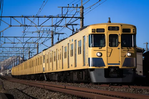 青空を駆ける黄色い列車