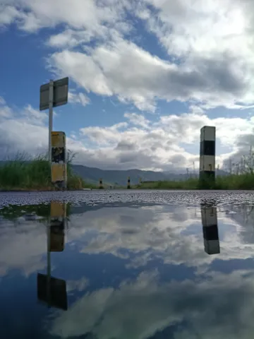 空を映す道のリフレクション