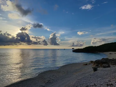 夕暮れ時の海辺、空と雲のコントラスト