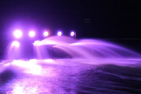 紫に染まる夜の噴水ショー