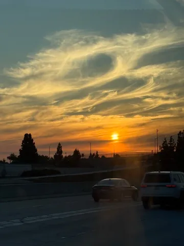 夕焼け空、旅路の彩り