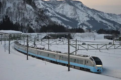 雪原を駆ける冬の特急列車