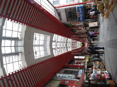 赤が映える商店街アーケード