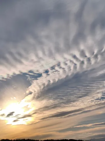 夕暮れの雲が踊る風景