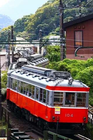 山の町を走る赤い電車