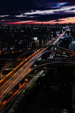 都市の鼓動、光の軌跡が描く夜