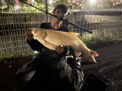 釣竿くわえて大物ゲット！
