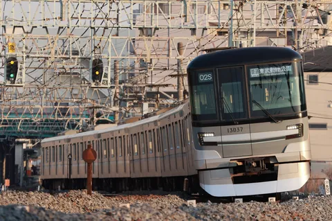 架線と列車の微光