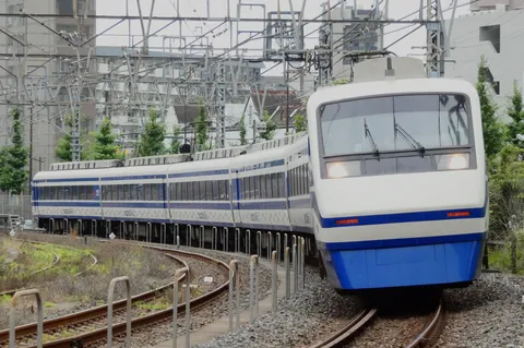 カーブを曲がる青いラインの列車