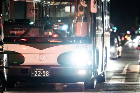 光をまとう夜のバス