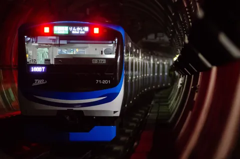 トンネルを駆ける光の残像