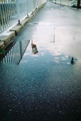 雨上がりの道、水たまりの景色
