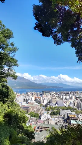 青空と火山、街並みのパノラマ