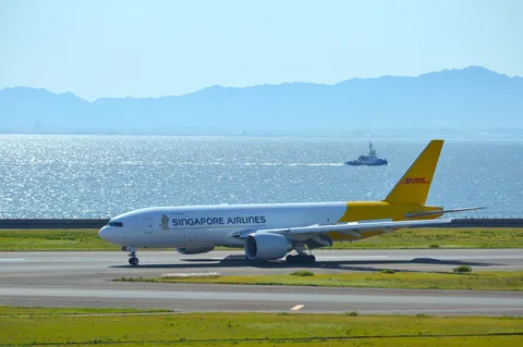 広大な海と空、そして雄大な飛行機