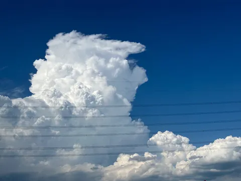 空のキャンバスに描く白き巨塔