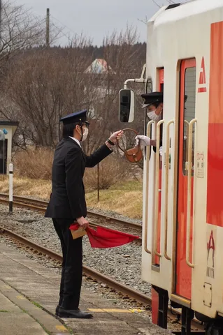 電車が求める秘宝の受け渡し
