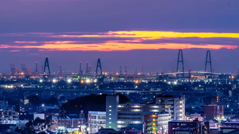 夕暮れの灯と都市の影