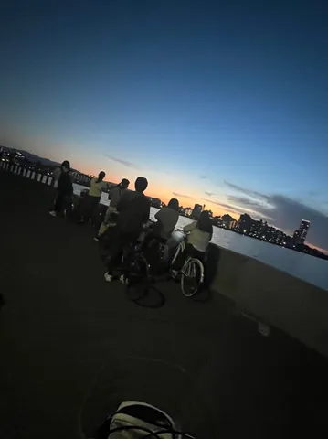 夕暮れサイクリング、街の灯りと