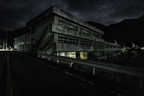 夜の校舎に灯る一筋の光