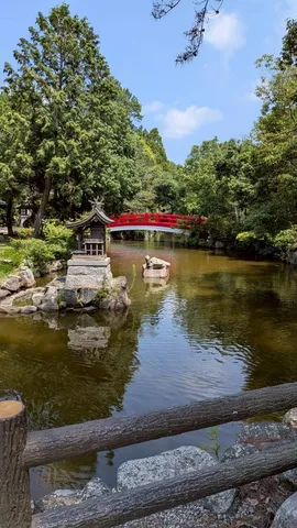 静謐な水面と朱塗りの橋