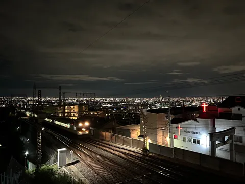 夜景を駆ける電車の光跡
