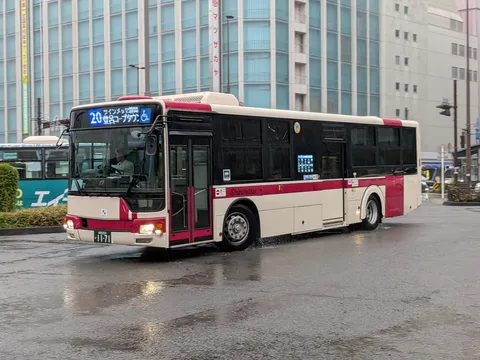 雨に映える路線の彩り