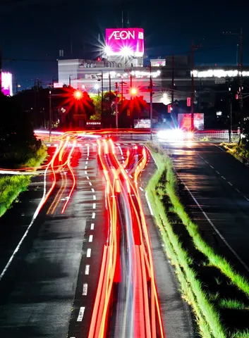 夜を駆ける光の流れ