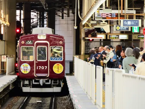 レトロ電車とスマホの列