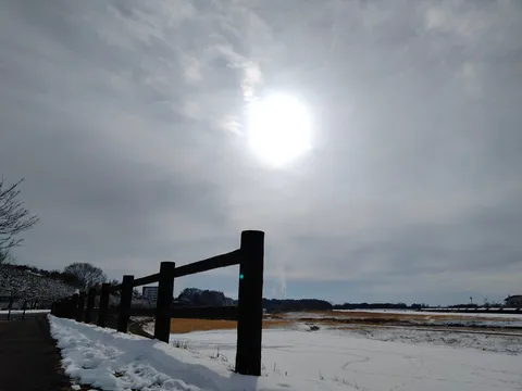 冬空に輝く太陽と雪景色